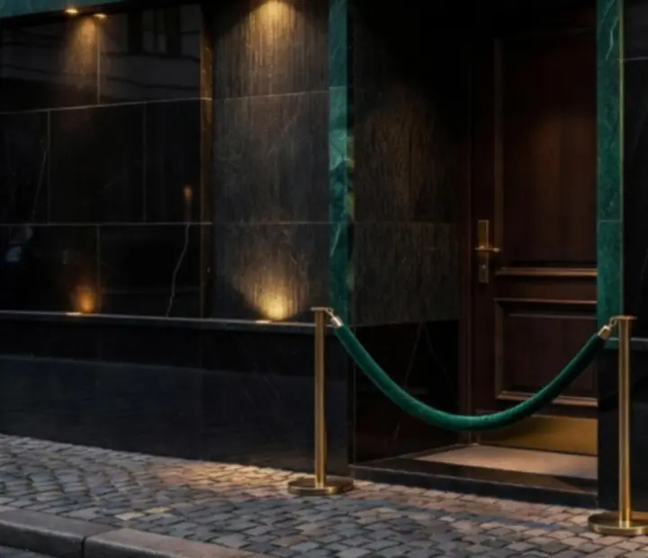 Félhomályos, arany- és zöldfényekkel megvilágított VIP Lounge privát bejárata.